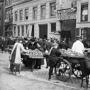 811965 Afbeelding van de fruitkarren van enkele straathandelaren op het Vredenburg te Utrecht.